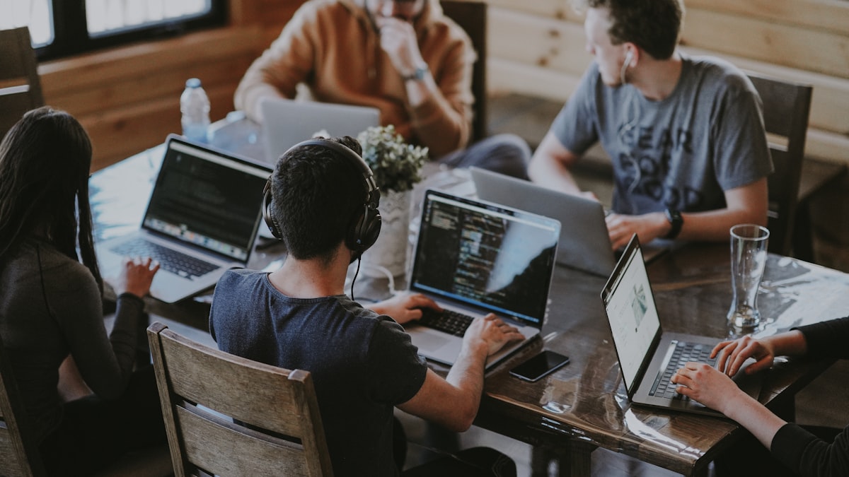 Ein junges Team, ein schnell wachsendes Produkt. fonio.ai entwickelt KI-gestützte Telefon- und Kommunikationsassistenten für kleine und mittlere Unternehmen.